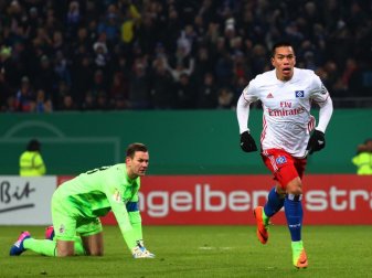 Hamburgs Bobby Wood (r) jubelt nach seinem Treffer zum 2:0. Foto: Christian Charisius Hamburgs Bobby Wood (r) jubelt nach seinem Treffer zum 2:0. Foto: Christian Charisius
