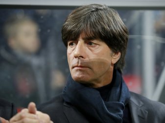 Löw kritisiert das Verhalten der Klubverantwortlichen Löw kritisiert das Verhalten der Klubverantwortlichen