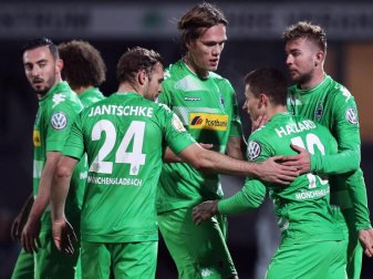 Thorgan Hazard (2.v.r.) feiert mit seinen Gladbacher Teamkollegen seinen Treffer zum 2:0. Foto: Daniel Karmann Thorgan Hazard (2.v.r.) feiert mit seinen Gladbacher Teamkollegen seinen Treffer zum 2:0. Foto: Daniel Karmann