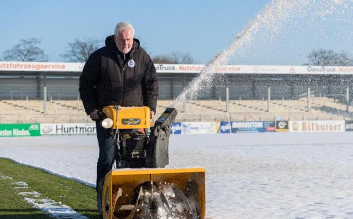 Nachdem es kräftig geschneit hat, muss das Frimo-Stadion der Sportfreunde Lotte vom Schnee befreit werden. Foto: Guido Kirchner