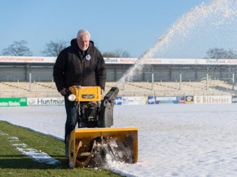 Nachdem es kräftig geschneit hat, muss das Frimo-Stadion der Sportfreunde Lotte vom Schnee befreit werden. Foto: Guido Kirchner Nachdem es kräftig geschneit hat, muss das Frimo-Stadion der Sportfreunde Lotte vom Schnee befreit werden. Foto: Guido Kirchner
