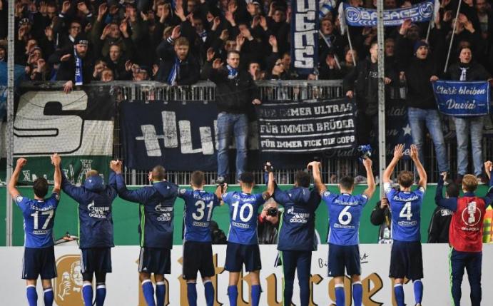 Die Schalker lassen sich nach ihrem Sieg in Sandhausen von den Fans feiern. Foto: Uwe Anspach