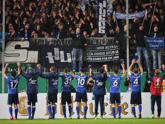 Die Schalker lassen sich nach ihrem Sieg in Sandhausen von den Fans feiern. Foto: Uwe Anspach Die Schalker lassen sich nach ihrem Sieg in Sandhausen von den Fans feiern. Foto: Uwe Anspach