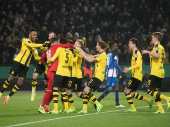 Die BVB-Spieler feiern den Einzug ins Pokal-Viertelfinbale. Foto: Bernd Thissen Die BVB-Spieler feiern den Einzug ins Pokal-Viertelfinbale. Foto: Bernd Thissen