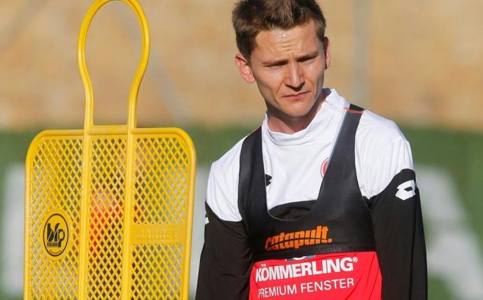 Niko Bungert trainiert trotz einer Nackenverletzung
