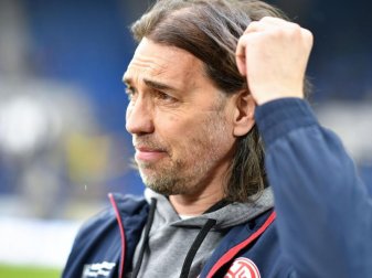 Der Mainzer Coach Martin Schmidt hofft auf einen Sieg gegen den FC Augsburg. Foto: Uwe Anspach Der Mainzer Coach Martin Schmidt hofft auf einen Sieg gegen den FC Augsburg. Foto: Uwe Anspach