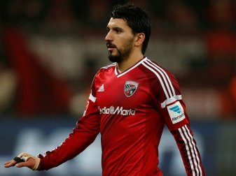 Almog Cohen plagt eine Innenbanddehnung Almog Cohen plagt eine Innenbanddehnung