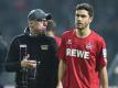 Jonas Hector (r, mit Trainer Peter Stöger) konnte nach einem Tritt in die Wade im Pokalspiel gegen den HSV nicht trainieren. Foto: Carmen Jaspersen