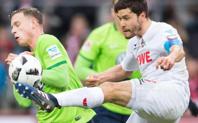 Jonas Hector (r) ist für das Spiel gegen Freiburg wieder fit. Foto: Marius Becker