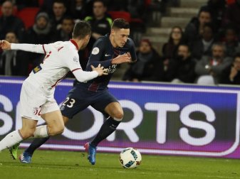 Julian Draxler (r) ist mit seinem neuen Verein sehr zufrieden. Foto: Thomas Samson Julian Draxler (r) ist mit seinem neuen Verein sehr zufrieden. Foto: Thomas Samson