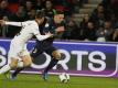 Julian Draxler (r) ist mit seinem neuen Verein sehr zufrieden. Foto: Thomas Samson