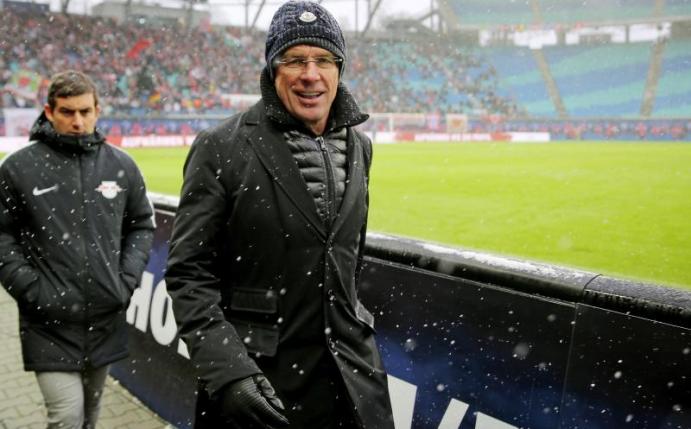 Ralf Rangnick (r) möchte junge Talente noch besser fördern. Foto: Jan Woitas