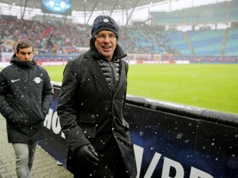 Ralf Rangnick (r) möchte junge Talente noch besser fördern. Foto: Jan Woitas Ralf Rangnick (r) möchte junge Talente noch besser fördern. Foto: Jan Woitas