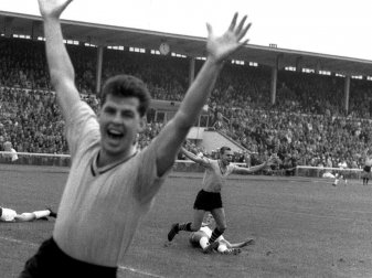 Der Dortmunder Timo Konietzka (hinten, r) erzielte am 24. August 1963 das erste Tor der Bundesliga-Geschichte. Foto: dpa Der Dortmunder Timo Konietzka (hinten, r) erzielte am 24. August 1963 das erste Tor der Bundesliga-Geschichte. Foto: dpa