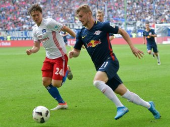Leipzigs Timo Werner (r) and Hamburgs Gotoku Sakai kämpfen um den Ball. Der Aufsteiger gewann das Hinspiel beim HSV mit 4:0. Foto: Axel Heimken Leipzigs Timo Werner (r) and Hamburgs Gotoku Sakai kämpfen um den Ball. Der Aufsteiger gewann das Hinspiel beim HSV mit 4:0. Foto: Axel Heimken