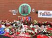 Blumen liegen an der Hillsborough-Gedenkstätte in Liverpools Stadtteil Anfield. Foto: Peter Powell