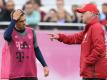 Bayern-Trainer Carlo Ancelotti und Philipp Lahm im Gespräch. Foto: Sven Hoppe