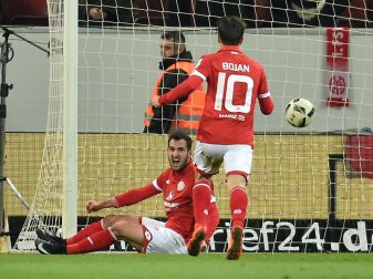 Der Mainzer Torschütze Levin Öztunali (l) und Bojan Krkic jubeln über den Treffer zum 1:0. Foto: Torsten Silz Der Mainzer Torschütze Levin Öztunali (l) und Bojan Krkic jubeln über den Treffer zum 1:0. Foto: Torsten Silz