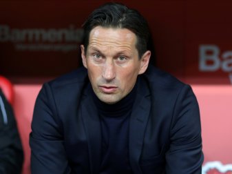 Roger Schmidt trifft mit seiner Mannschaft auf Frankfurt Roger Schmidt trifft mit seiner Mannschaft auf Frankfurt