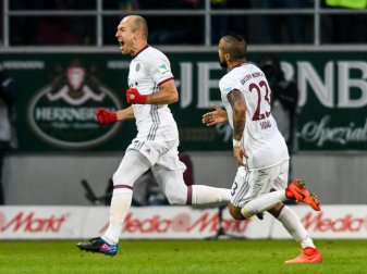 Arjen Robben und Arturo Vidal erzielten die beiden späten Treffer gegen den FC Ingolstadt. Foto: Armin Weigel Arjen Robben und Arturo Vidal erzielten die beiden späten Treffer gegen den FC Ingolstadt. Foto: Armin Weigel