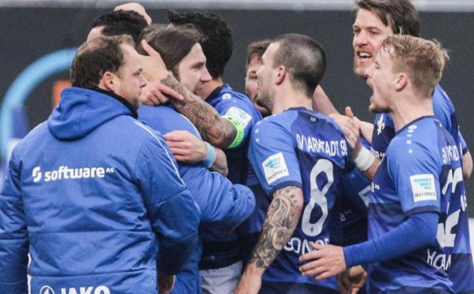 Die Darmstädter feierten ausgelassen den 2:1-Sieg gegen den BVB. Foto: Frank Rumpenhorst