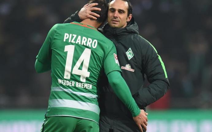 Werder-Trainer Alexander Nouri tröstete nach der Niederlage seinen Stürmer Claudio Pizarro. Foto: Carmen Jaspersen