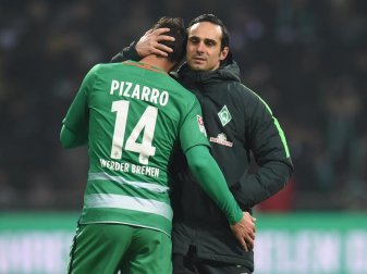 Werder-Trainer Alexander Nouri tröstete nach der Niederlage seinen Stürmer Claudio Pizarro. Foto: Carmen Jaspersen Werder-Trainer Alexander Nouri tröstete nach der Niederlage seinen Stürmer Claudio Pizarro. Foto: Carmen Jaspersen