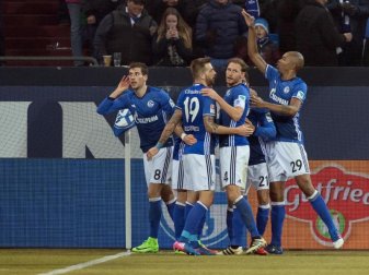 Der FC Schalke 04 schlägt Hertha BSC mit 2:0. Foto: Guido Kirchner Der FC Schalke 04 schlägt Hertha BSC mit 2:0. Foto: Guido Kirchner