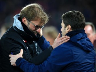 Liverpools Coach Jürgen Klopp (l) und seine Tottenham-Kollege Mauricio Pochettino im Gespräch. Foto: Peter Byrne