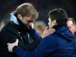Liverpools Coach Jürgen Klopp (l) und seine Tottenham-Kollege Mauricio Pochettino im Gespräch. Foto: Peter Byrne