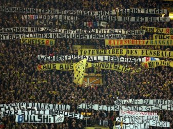 Der DFB-Kontrollausschuss hat wegen des massiven Fehlverhaltens der BVB-Fans mit beleidigenden Transparenten und Schmährufen die Sperrung der Dortmunder Südtribüne für eine Partie beantragt. Foto: Ina Fassbender Der DFB-Kontrollausschuss hat wegen des massiven Fehlverhaltens der BVB-Fans mit beleidigenden Transparenten und Schmährufen die Sperrung der Dortmunder Südtribüne für eine Partie beantragt. Foto: Ina Fassbender