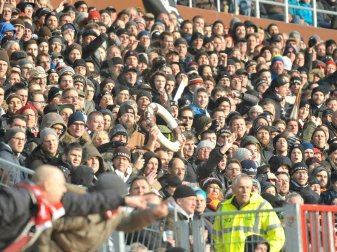 St. Pauli Fans hissten ein geschmachkloses Plakat St. Pauli Fans hissten ein geschmachkloses Plakat