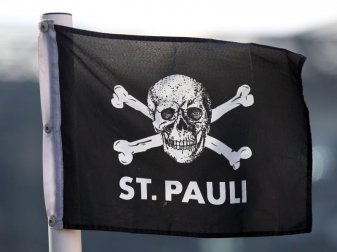 «Grenze überschritten»: Die Vereinsführung und Fan-Verantwortlichen des FC St. Pauli distanziert sich vom Inhalt des Spruchbandes. Foto: Malte Christians/Symbol «Grenze überschritten»: Die Vereinsführung und Fan-Verantwortlichen des FC St. Pauli distanziert sich vom Inhalt des Spruchbandes. Foto: Malte Christians/Symbol