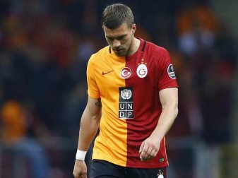 Lukas Podolski musste mit Galatasaray eine 1:2-Heimniederlage gegen einen Abstiegskandidaten hinnehmen. Foto: Sedat Suna/Archiv Lukas Podolski musste mit Galatasaray eine 1:2-Heimniederlage gegen einen Abstiegskandidaten hinnehmen. Foto: Sedat Suna/Archiv