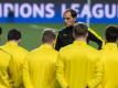 Dortmunds Trainer Thomas Tuchel schwört seine Spieler beim Training im Estádio da Luz in Lissabon auf das Spiel ein. Foto: Bernd Thissen