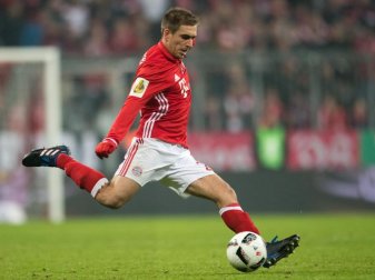 Philipp Lahm geht vorbelastet durch zwei gelbe Karten ins Hinspiel gegen Arsenal. Foto: Matthias Balk Philipp Lahm geht vorbelastet durch zwei gelbe Karten ins Hinspiel gegen Arsenal. Foto: Matthias Balk
