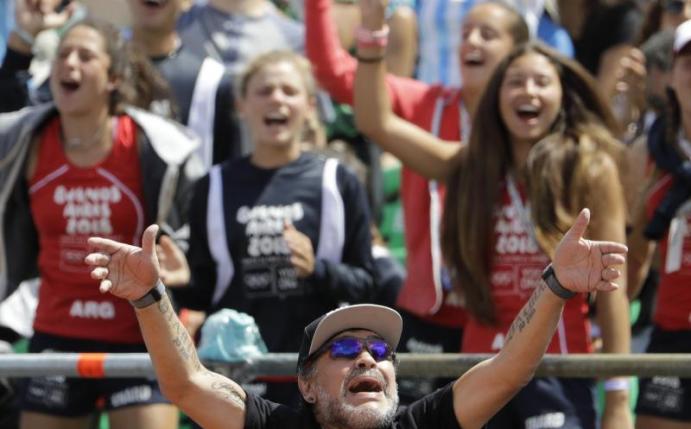 Diego Maradona steht hinter Napoli im Spiel gegen Madrid. Foto: Natacha Pisarenko