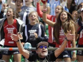 Diego Maradona steht hinter Napoli im Spiel gegen Madrid. Foto: Natacha Pisarenko Diego Maradona steht hinter Napoli im Spiel gegen Madrid. Foto: Natacha Pisarenko