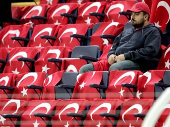 Ein Fußballfan sitzt im Sükrü-Saracoglu-Stadion in Istanbul, dessen Sitze mit türkischen Fahnen geschmückt sind. Die Türkei will sich offenbar um die Ausrichtung der Fußball-EM 2024 bewerben. Foto: Kerim Okten/Symbol Ein Fußballfan sitzt im Sükrü-Saracoglu-Stadion in Istanbul, dessen Sitze mit türkischen Fahnen geschmückt sind. Die Türkei will sich offenbar um die Ausrichtung der Fußball-EM 2024 bewerben. Foto: Kerim Okten/Symbol