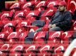 Ein Fußballfan sitzt im Sükrü-Saracoglu-Stadion in Istanbul, dessen Sitze mit türkischen Fahnen geschmückt sind. Die Türkei will sich offenbar um die Ausrichtung der Fußball-EM 2024 bewerben. Foto: Kerim Okten/Symbol