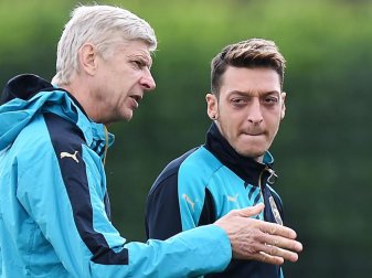 Arsene Wenger (l.) fordert von Mesut Özil eine Leistungssteigerung. Foto: Andy Rain Arsene Wenger (l.) fordert von Mesut Özil eine Leistungssteigerung. Foto: Andy Rain