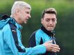 Arsene Wenger (l.) fordert von Mesut Özil eine Leistungssteigerung. Foto: Andy Rain