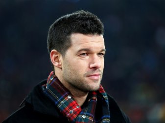 Ballack glaubt an eine Neid-Debatte in der Bundesliga Ballack glaubt an eine Neid-Debatte in der Bundesliga