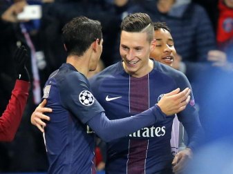 Die beiden Pariser Torschützen Angel Di Maria (l) und Julian Draxler (M) feiern gemeinsam den Erfolg. Foto: Michel Euler Die beiden Pariser Torschützen Angel Di Maria (l) und Julian Draxler (M) feiern gemeinsam den Erfolg. Foto: Michel Euler