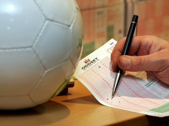 Die Fußballer müssen für 14 Monate hinter Gittern