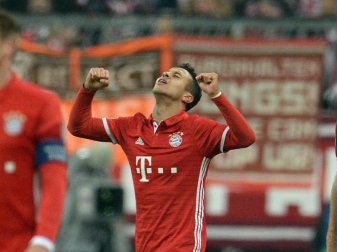 Thiago (M) hat die Tore zum 3:1 und 4:1 für den FC Bayern München erzielt. Foto: Andreas Gebert Thiago (M) hat die Tore zum 3:1 und 4:1 für den FC Bayern München erzielt. Foto: Andreas Gebert