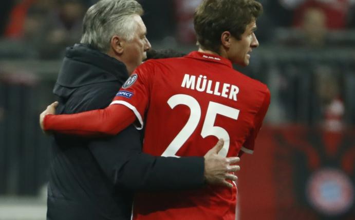 Carlo Ancelotti feiert mit Thomas Müller den Bayern-Sieg