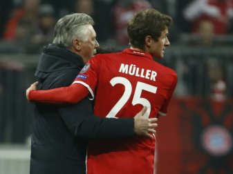 Carlo Ancelotti feiert mit Thomas Müller den Bayern-Sieg Carlo Ancelotti feiert mit Thomas Müller den Bayern-Sieg