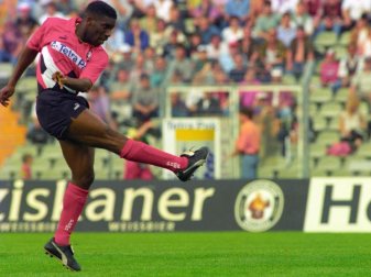 Der Frankfurter Jay-Jay Okocha sorgte in der Saison 1993/94 für eins der denkwürdigsten Tore, als er die KSC-Abwehr und -Torwart Oliver Kahn austanzte. Foto: Oliver Berg