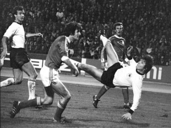 Kuin Bundesligator war Klaus Fischers legendärer Fallrückzieher im Länderspiel gegen die Schweiz am 16. November 1977. Rund zwei Jahre vorher hatte der Schalker aber einen ähnlich schönen Treffer gegen den KSC erzielt. Foto: dpa Kuin Bundesligator war Klaus Fischers legendärer Fallrückzieher im Länderspiel gegen die Schweiz am 16. November 1977. Rund zwei Jahre vorher hatte der Schalker aber einen ähnlich schönen Treffer gegen den KSC erzielt. Foto: dpa